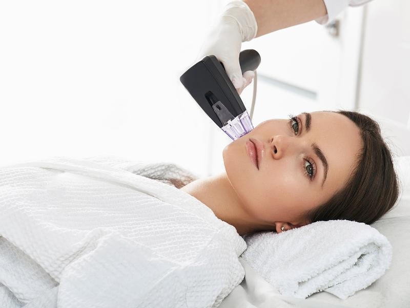 Radiofrequência Facial: A Tecnologia de Ondas de Radiofrequência Para Rejuvenescer Sua Pele
